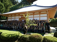 落慶式の写真（禅堂前）です。写真に写っている人達は、全て落慶に招待された僧侶の方々です。